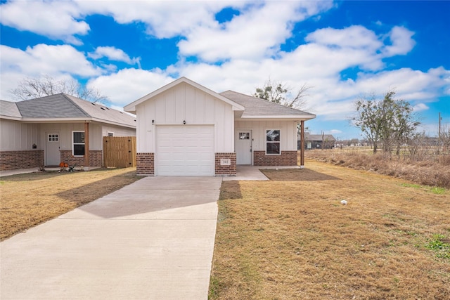 view of front of property featuring a garage and a front lawn