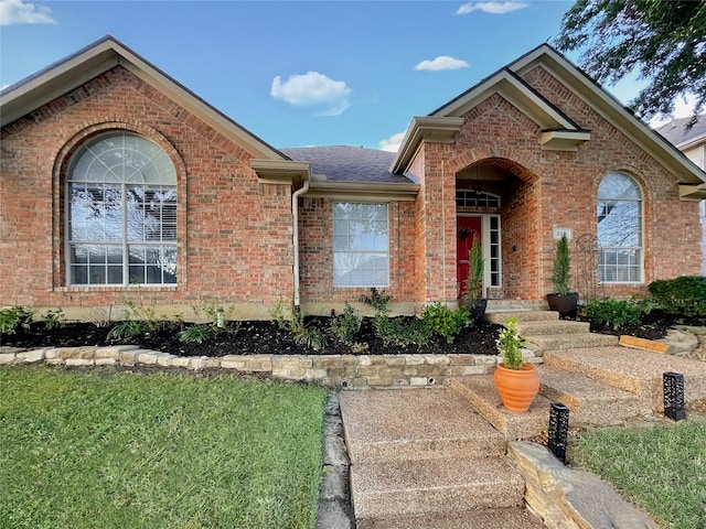 view of front of house with a front lawn