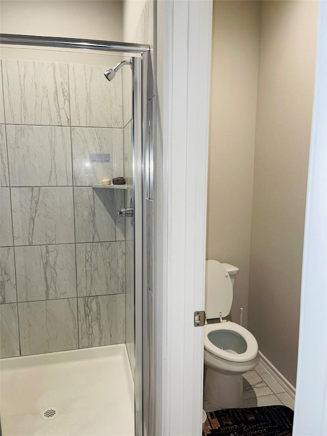 bathroom with toilet and tiled shower