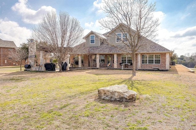 view of front facade featuring a front lawn