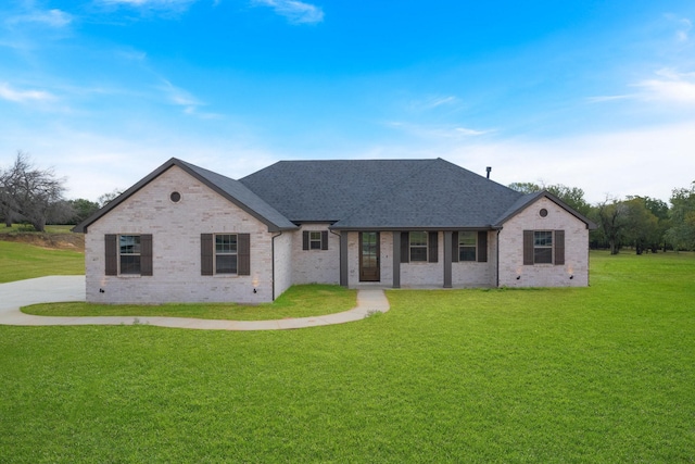 view of front of house featuring a front lawn