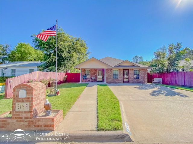 view of front of home featuring a front yard