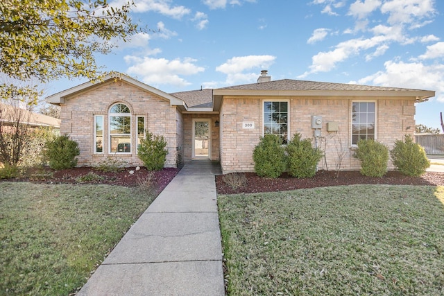 ranch-style house featuring a front yard