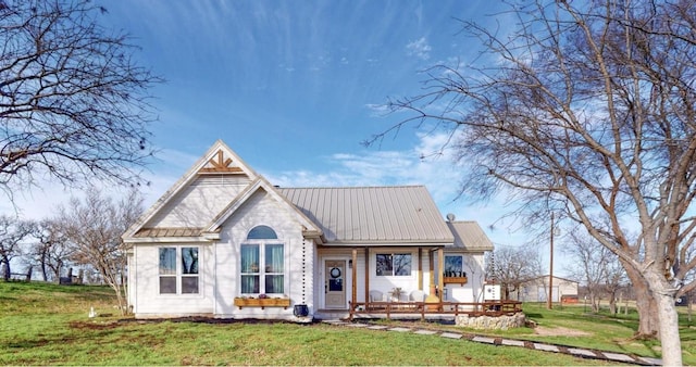 view of front of home with a front lawn