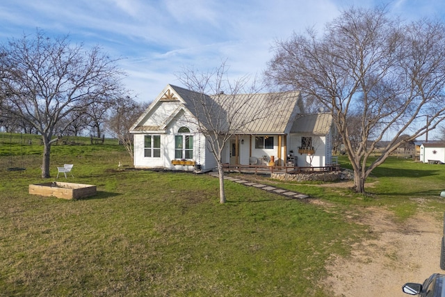 view of front of house featuring a front lawn