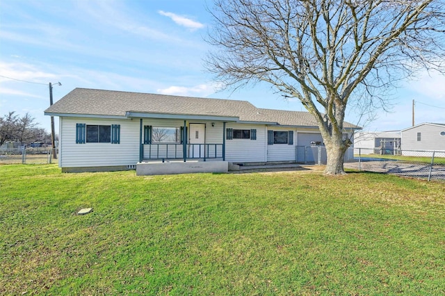 ranch-style home featuring a front lawn