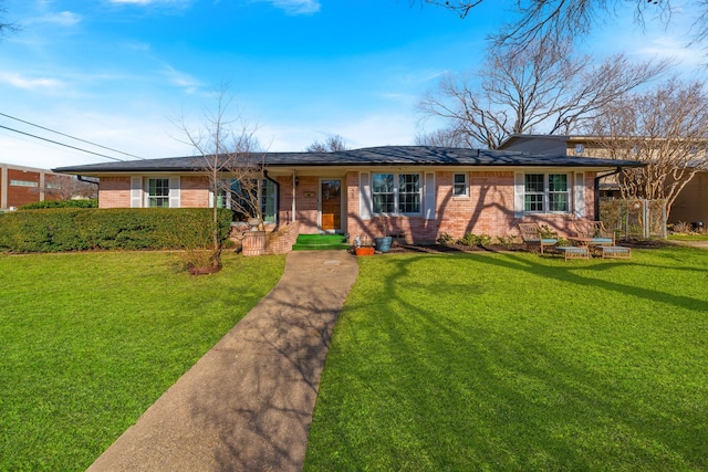 single story home with a front yard