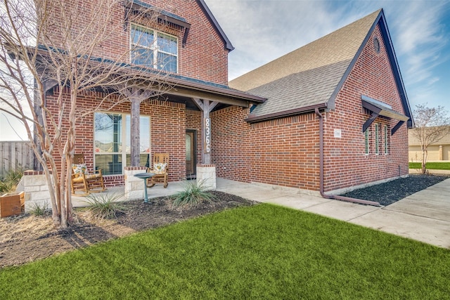 view of front of property with a front yard