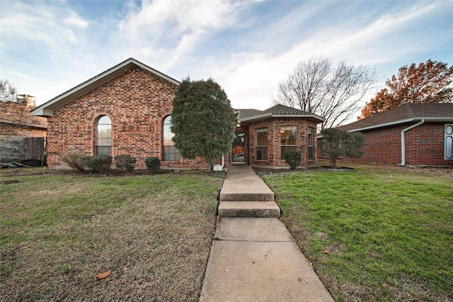 view of front of home with a front lawn