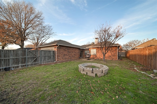 view of yard featuring an outdoor fire pit