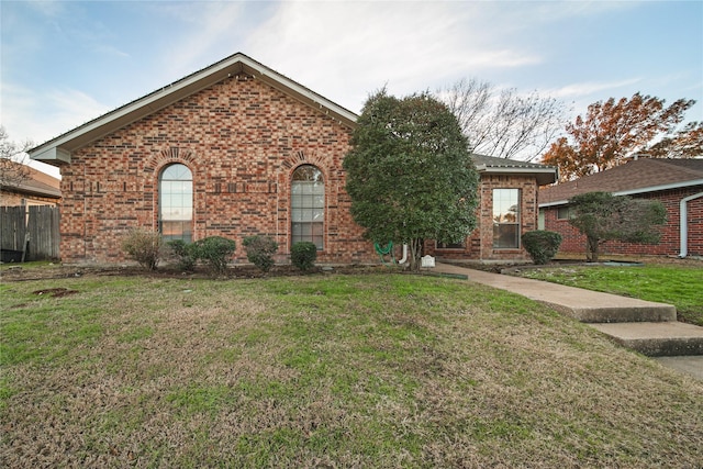 view of front of property featuring a front yard