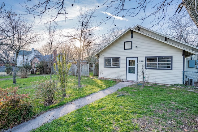 view of front of house featuring a front yard