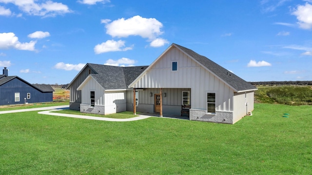 modern farmhouse featuring a front lawn