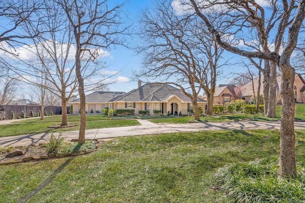 single story home featuring a front lawn