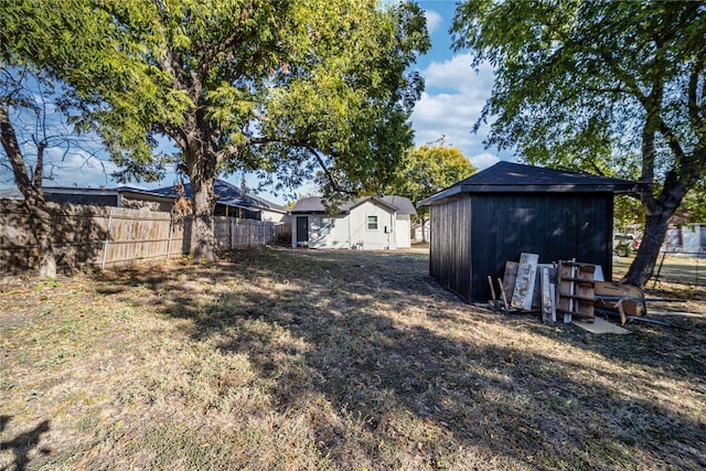 view of yard featuring a storage shed