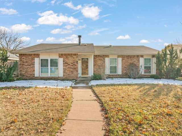 single story home featuring a front lawn