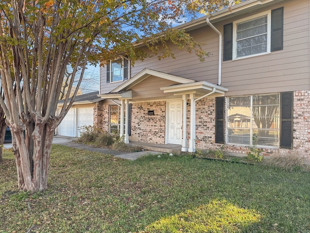 view of front of home featuring a front lawn and a garage