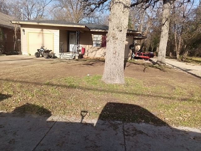 view of yard with a garage