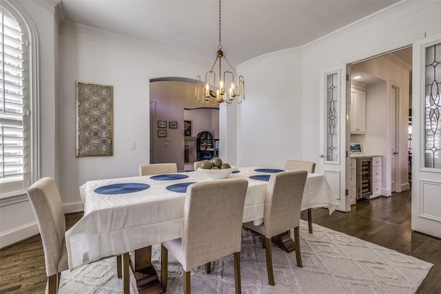 dining room featuring beverage cooler, a notable chandelier, a healthy amount of sunlight, and dark hardwood / wood-style floors