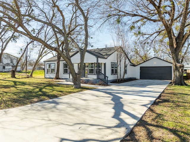 view of front facade featuring a garage and a front lawn