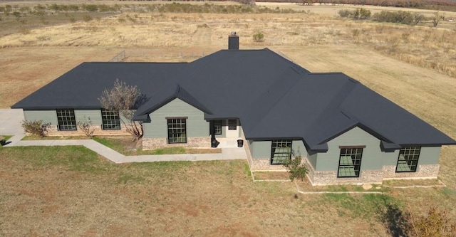 view of front of property featuring a front yard