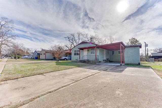 view of front of house featuring a carport and a front lawn