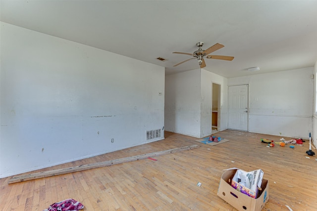 unfurnished room featuring light wood-type flooring and ceiling fan