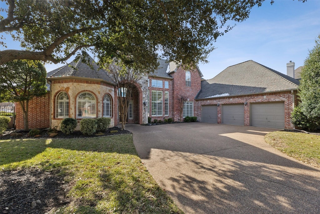 view of front of home featuring a front yard and a garage