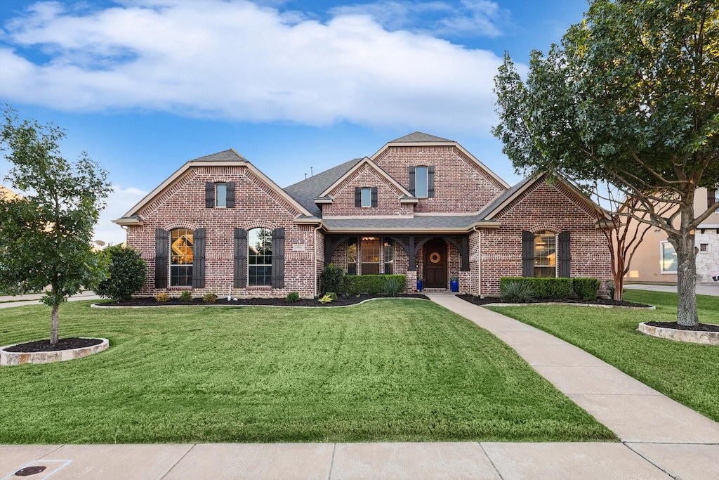 view of front of property with a front yard