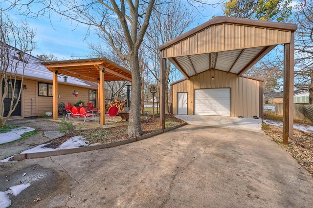 view of yard featuring a garage and an outdoor structure