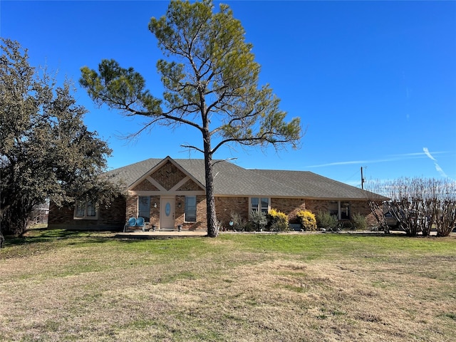 ranch-style home featuring a front lawn