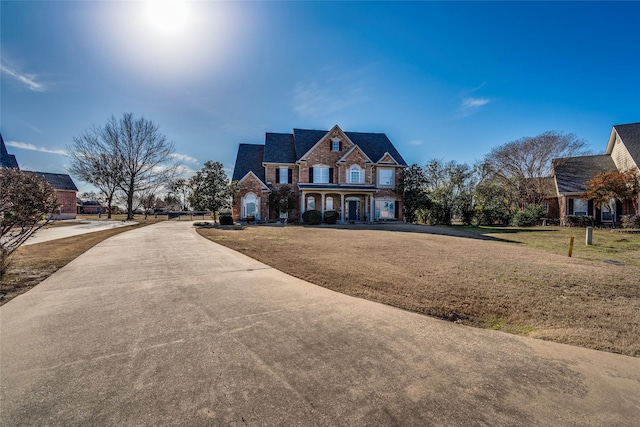 view of front of property with a front yard