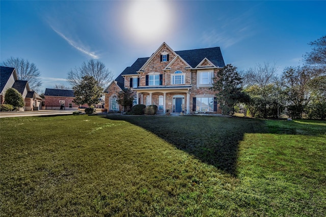 view of front of property featuring a front lawn