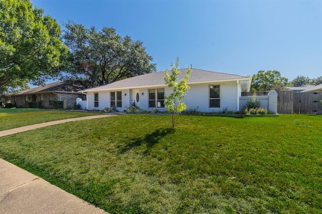 ranch-style home featuring a front lawn