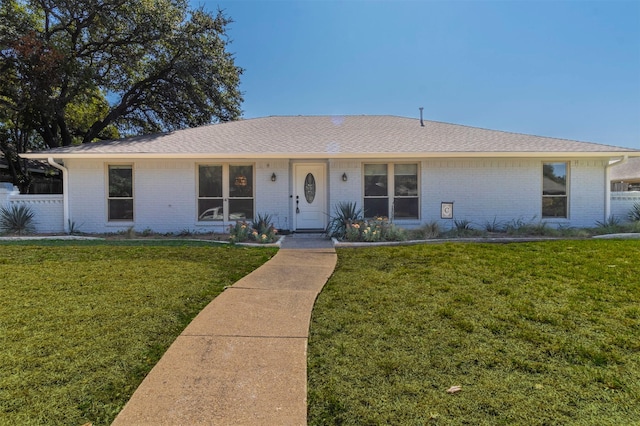 ranch-style home featuring a front lawn