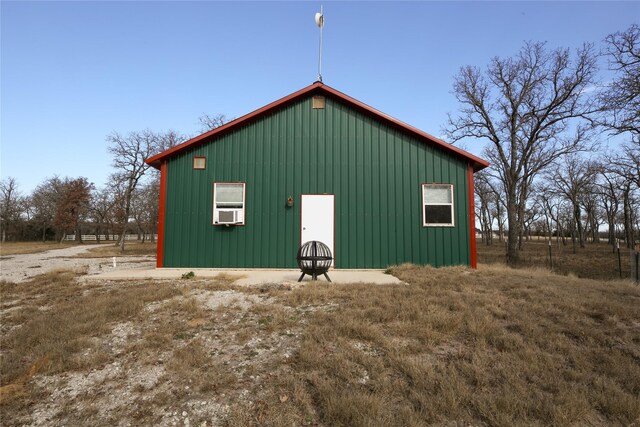 view of outdoor structure featuring an outbuilding