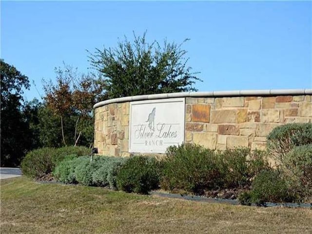 community sign with a lawn