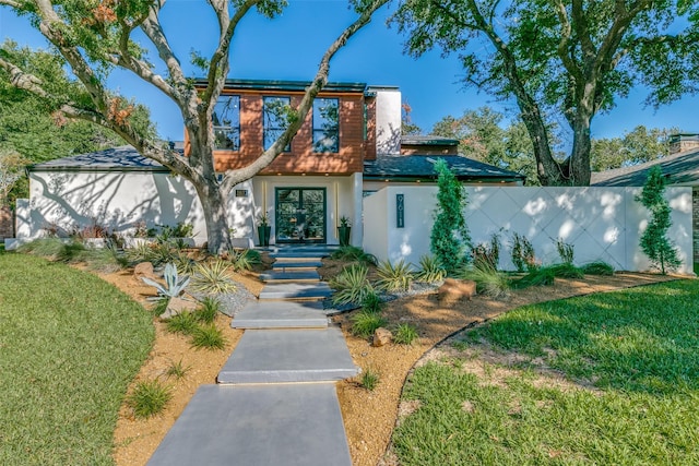 view of front of home featuring a front yard