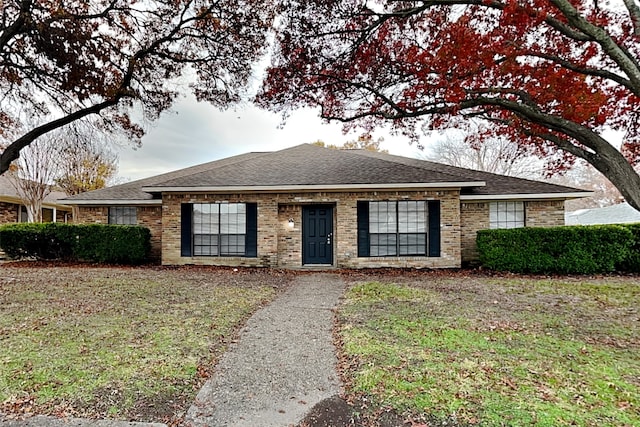 ranch-style house featuring a front lawn