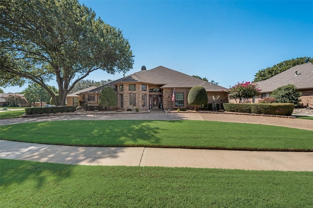 view of front of home featuring a front yard