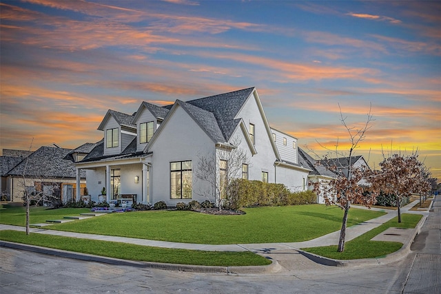 view of front of property featuring a yard