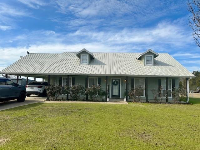 view of front of property featuring a front yard and a carport