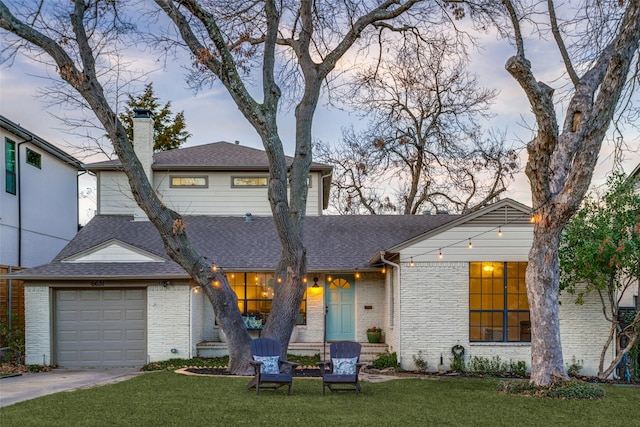 view of front of home featuring a yard and a garage