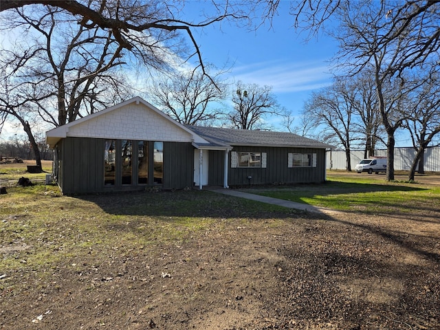 single story home featuring a front yard