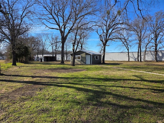 view of yard with an outbuilding