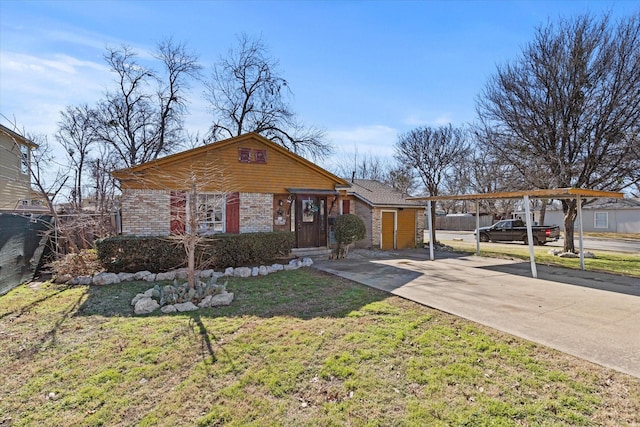 view of front of property with a front yard