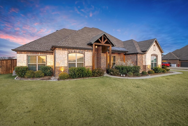 view of front of property featuring a lawn