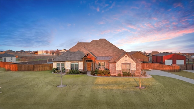 view of front of property featuring a yard