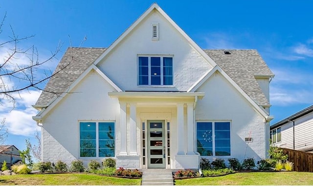 view of front of property featuring a front lawn