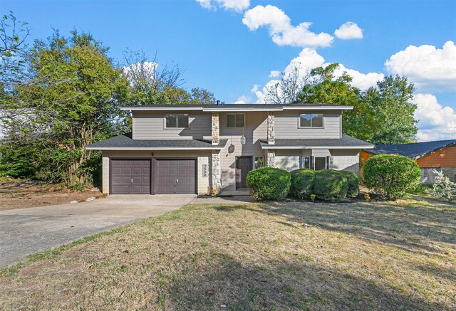 view of front of house featuring a front lawn and a garage